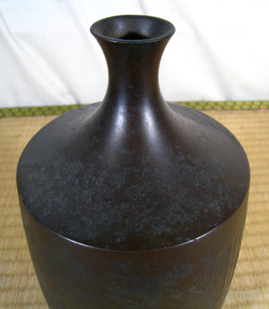 bronze_vase_2_detail_neck (454K)