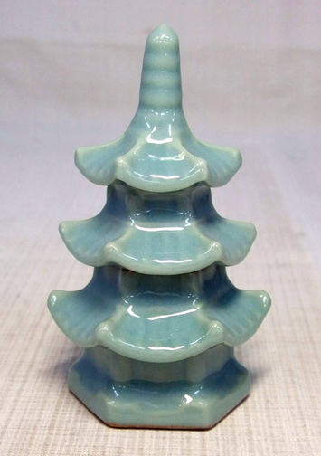 Kyoto_blue_porcelain_Three-storied_pagoda_kogo (96K)