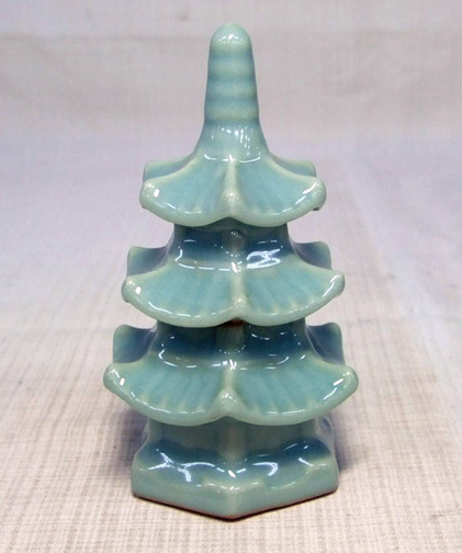 Kyoto_blue_porcelain_Three-storied_pagoda_kogo_side1 (110K)