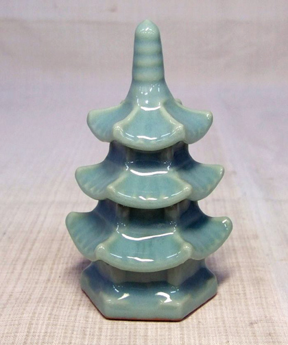 Kyoto_blue_porcelain_Three-storied_pagoda_kogo_side2 (103K)